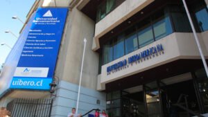 Frontis de la Universidad Iberoamericana de Ciencias y Tecnología, sede donde se dictó el curso de Medicina Veterinaria Forense, mayo 2016